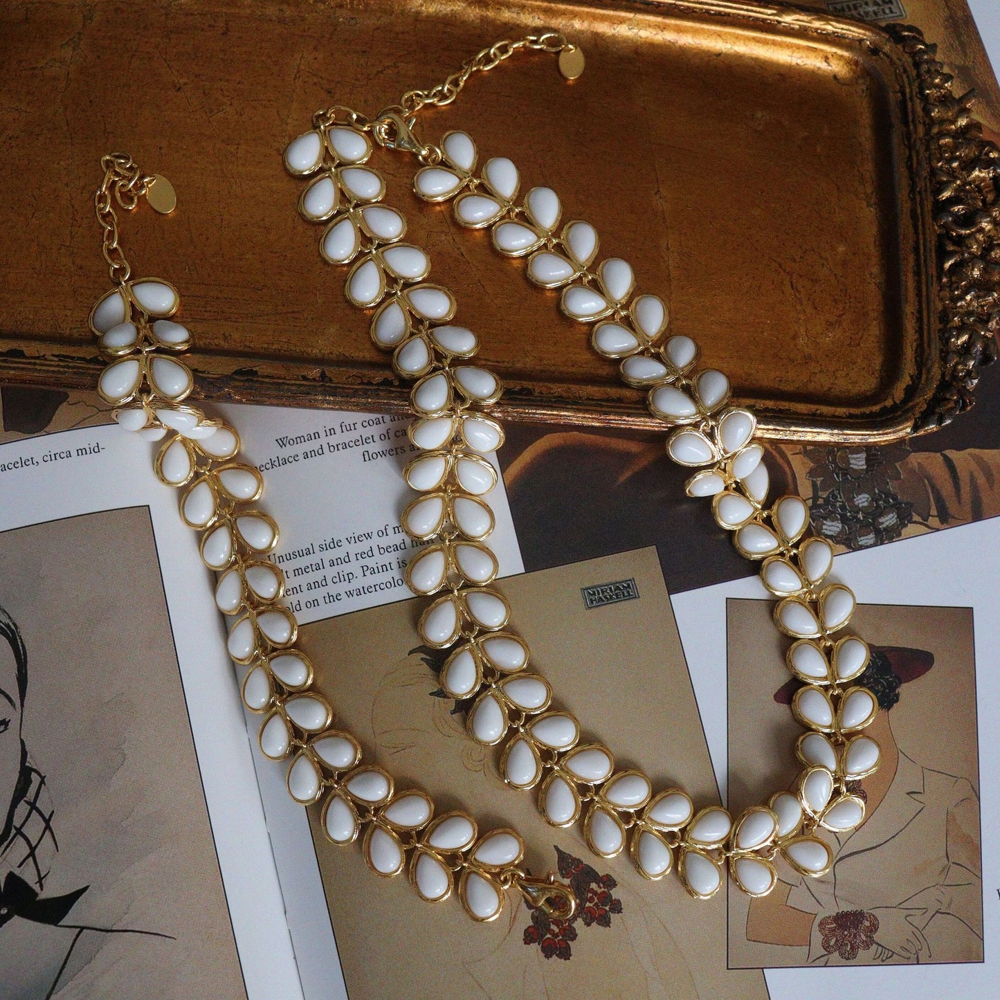Ivory Vines · Vintage Weißes Glasblatt Collier Schmuckset