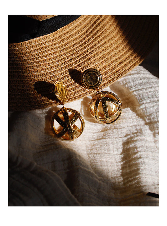 Orb Royale · Gilded Brass로 제작된 빈티지 스테이트먼트 구체 귀걸이
