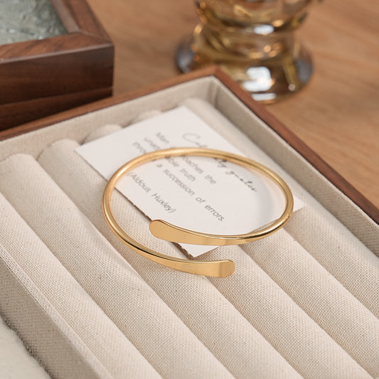 Golden Drift · 미니멀리스트 오픈 커프 브레이슬릿