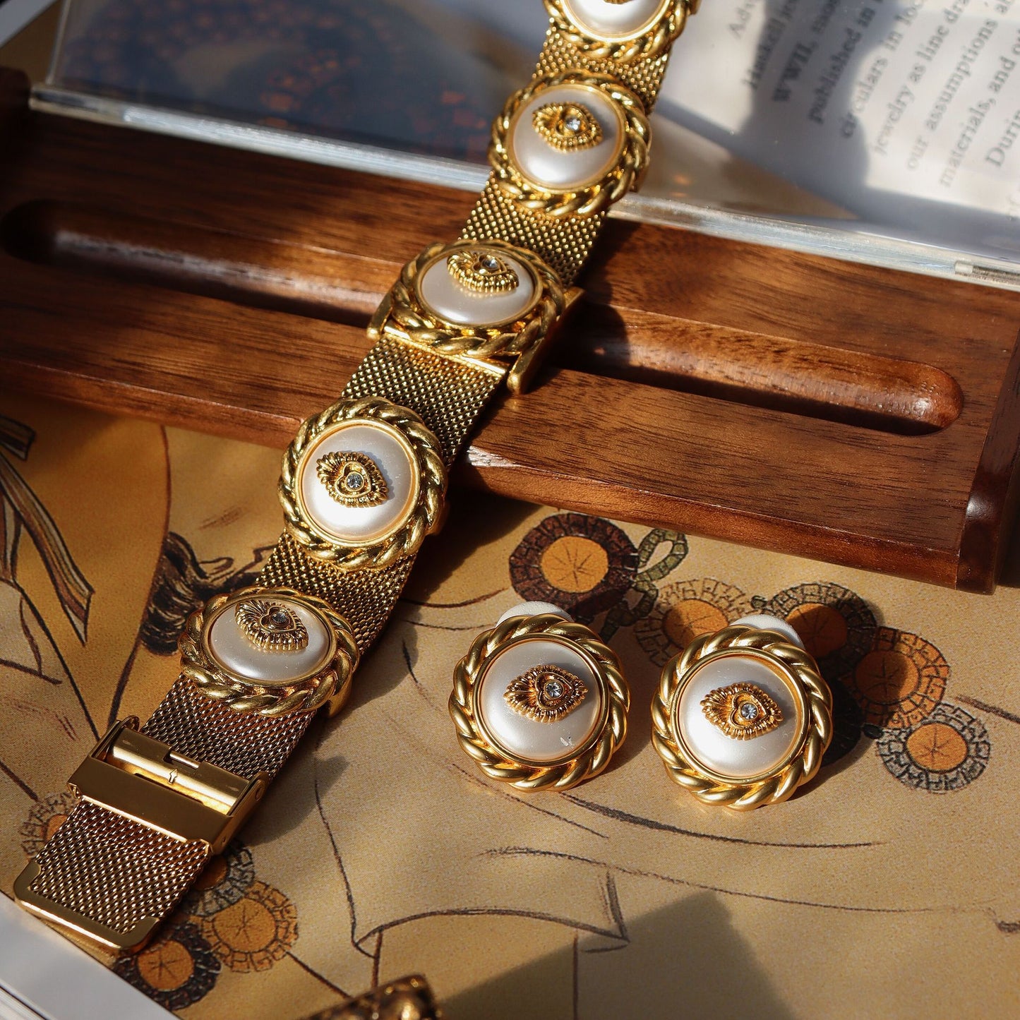 Golden Eye · Vintage Armband- und Ohrring-Set mit geflochtenem Rand