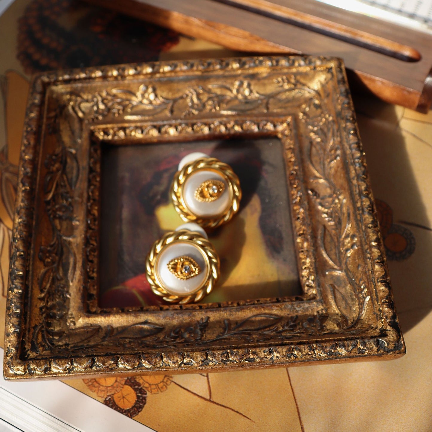 Golden Eye · Vintage Armband- und Ohrring-Set mit geflochtenem Rand