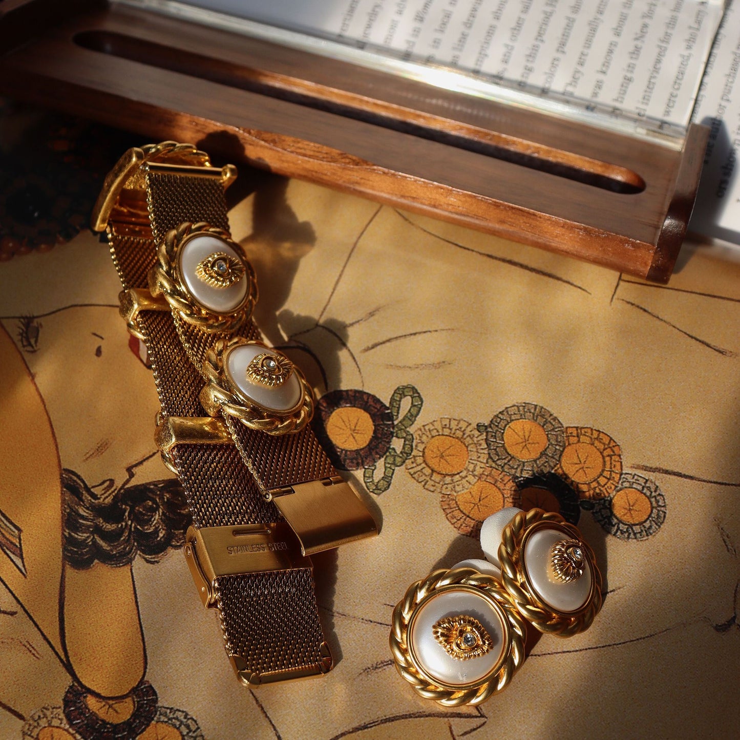 Golden Eye · Vintage Armband- und Ohrring-Set mit geflochtenem Rand