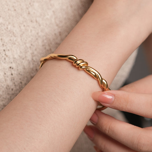 트위스트루트 · 조각적인 골드 빈야지 커프