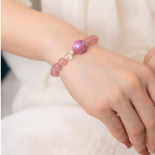 블룸드 그레이스 · 라커 비즈 & 펄이 장식된 핑크 스트로베리 쿼츠 브레이슬릿