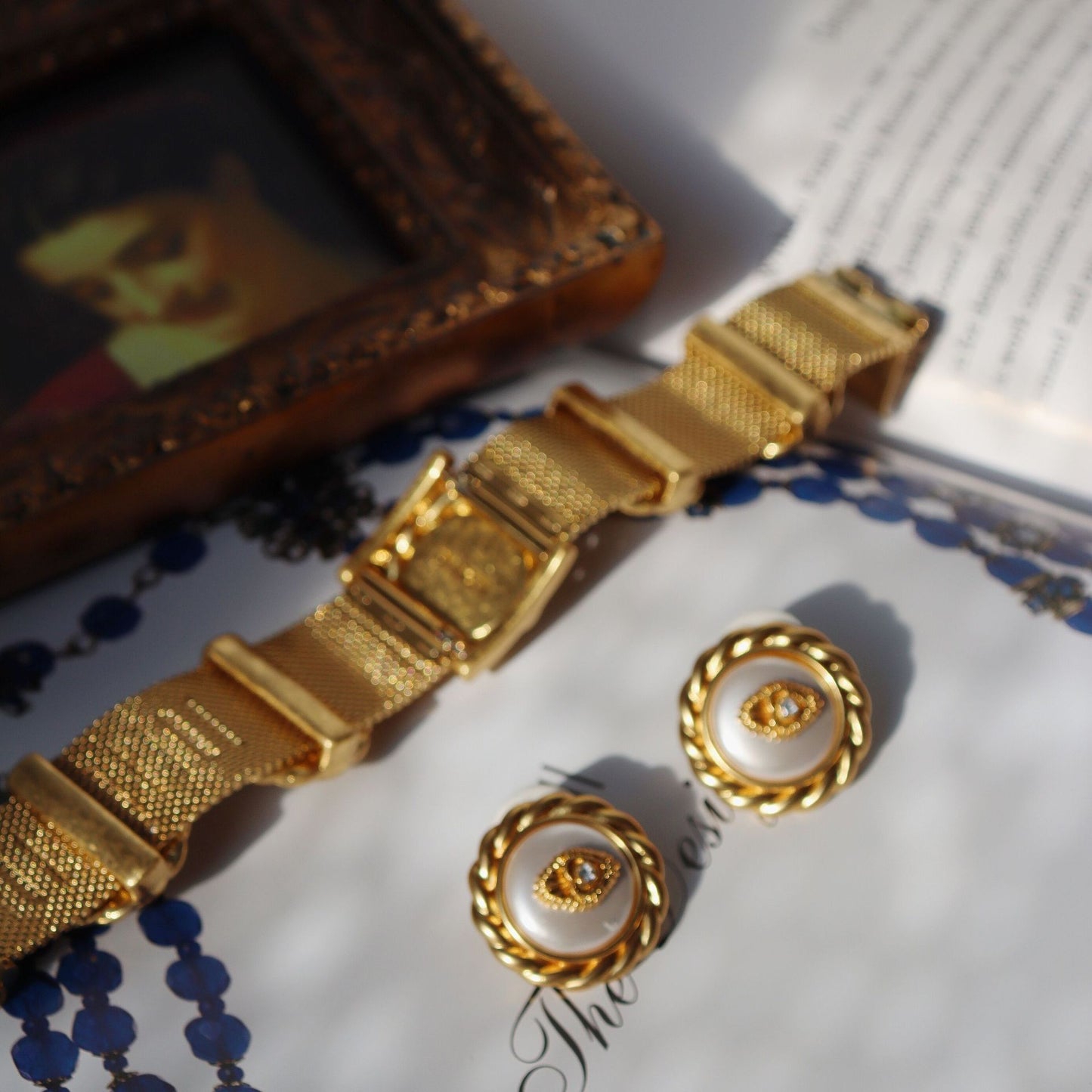 Golden Eye · Vintage Armband- und Ohrring-Set mit geflochtenem Rand