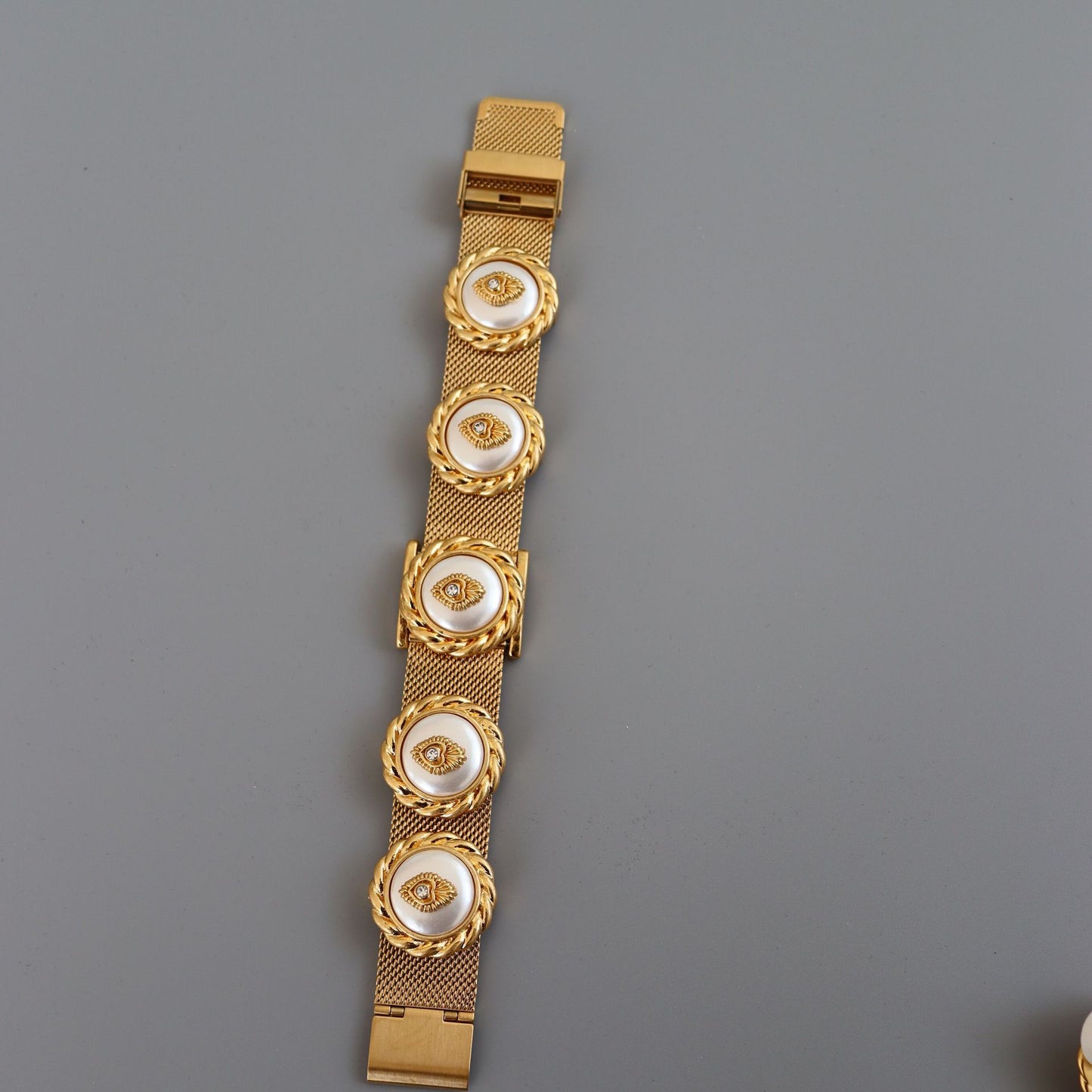 Golden Eye · Vintage Armband- und Ohrring-Set mit geflochtenem Rand