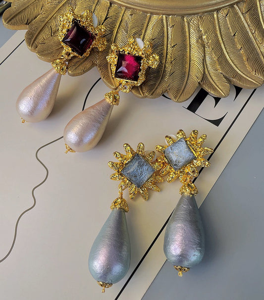 벨벳 크라운 · 빈티지 레진 보석 & 코튼 펄 드롭 이어링