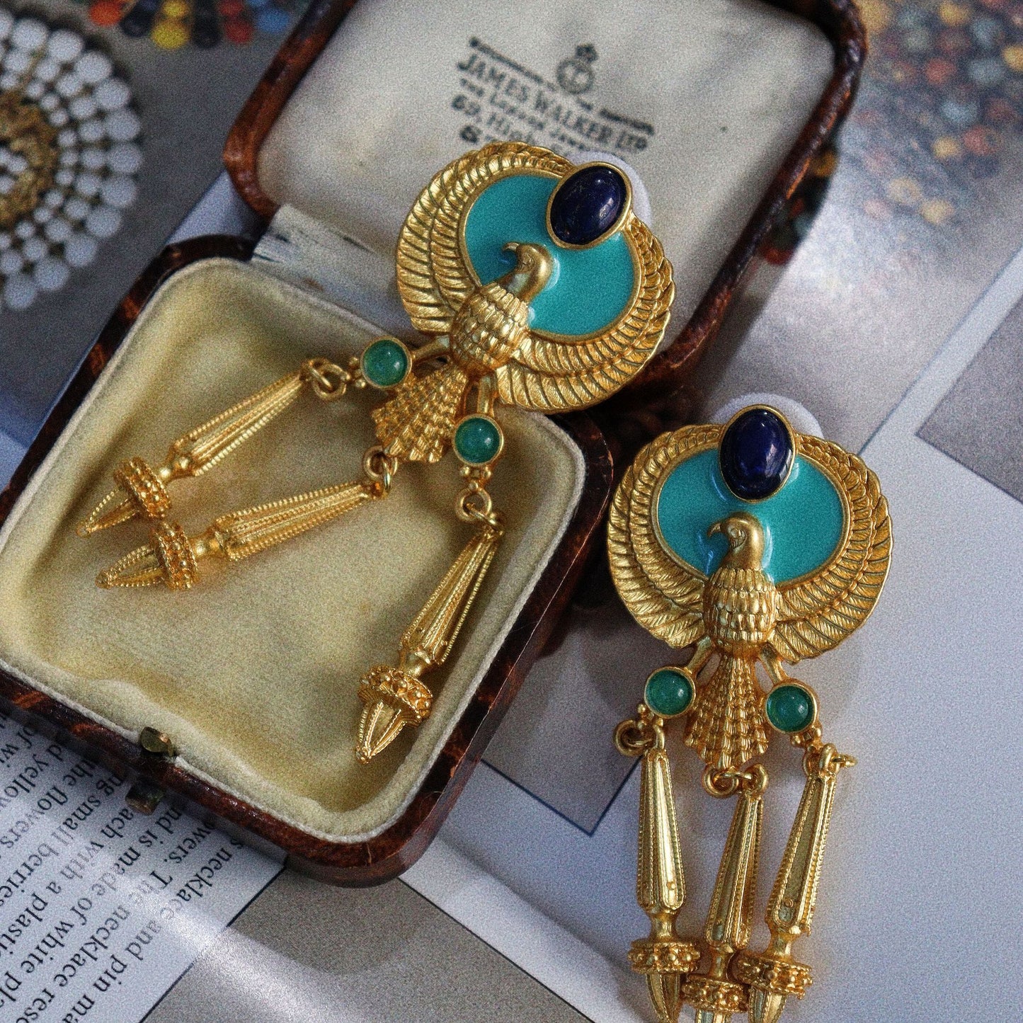 صقر كليوباترا · أقراط بارزة بطراز الإحياء المصري