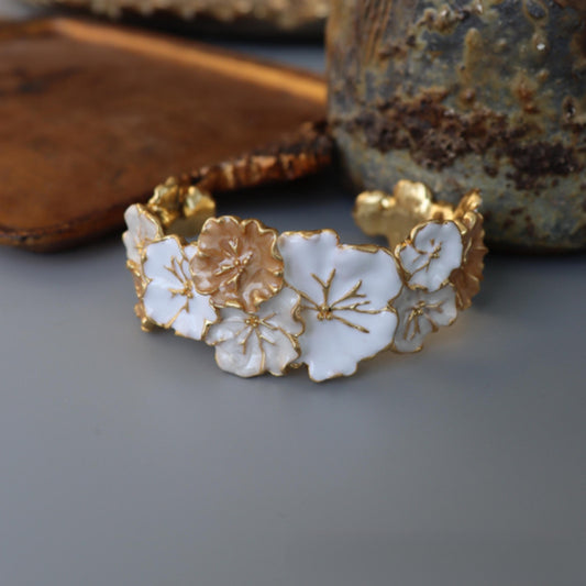 Golden Bloom · Vintage Florales Emaille-Armspange